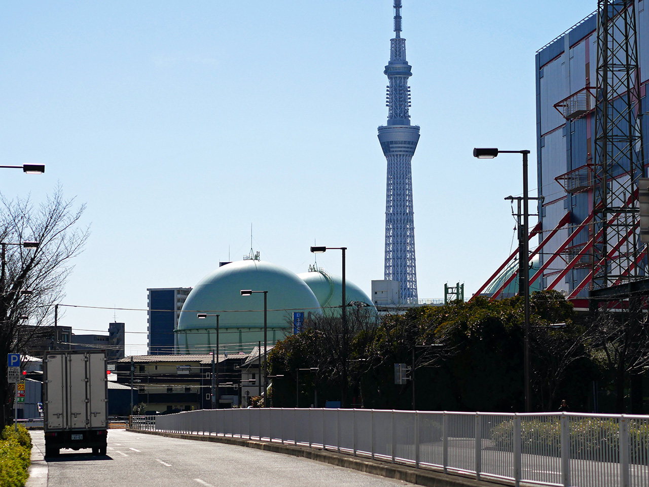 南千住のランドマーク巨大ガスタンクの向こうには東京スカイツリー