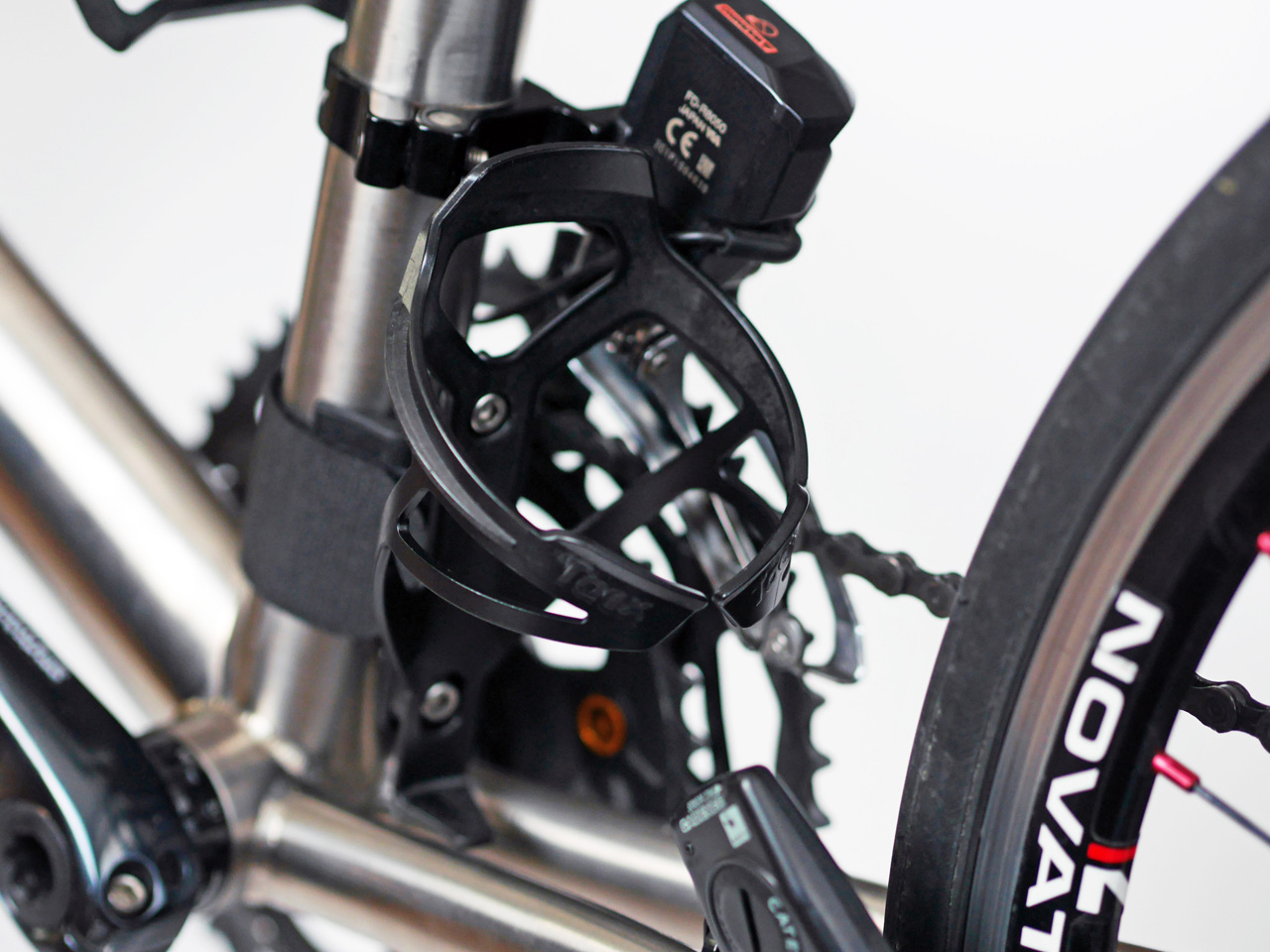 Tacx Deva Bottle Cage を Ti451 のシートチューブ背面に装着