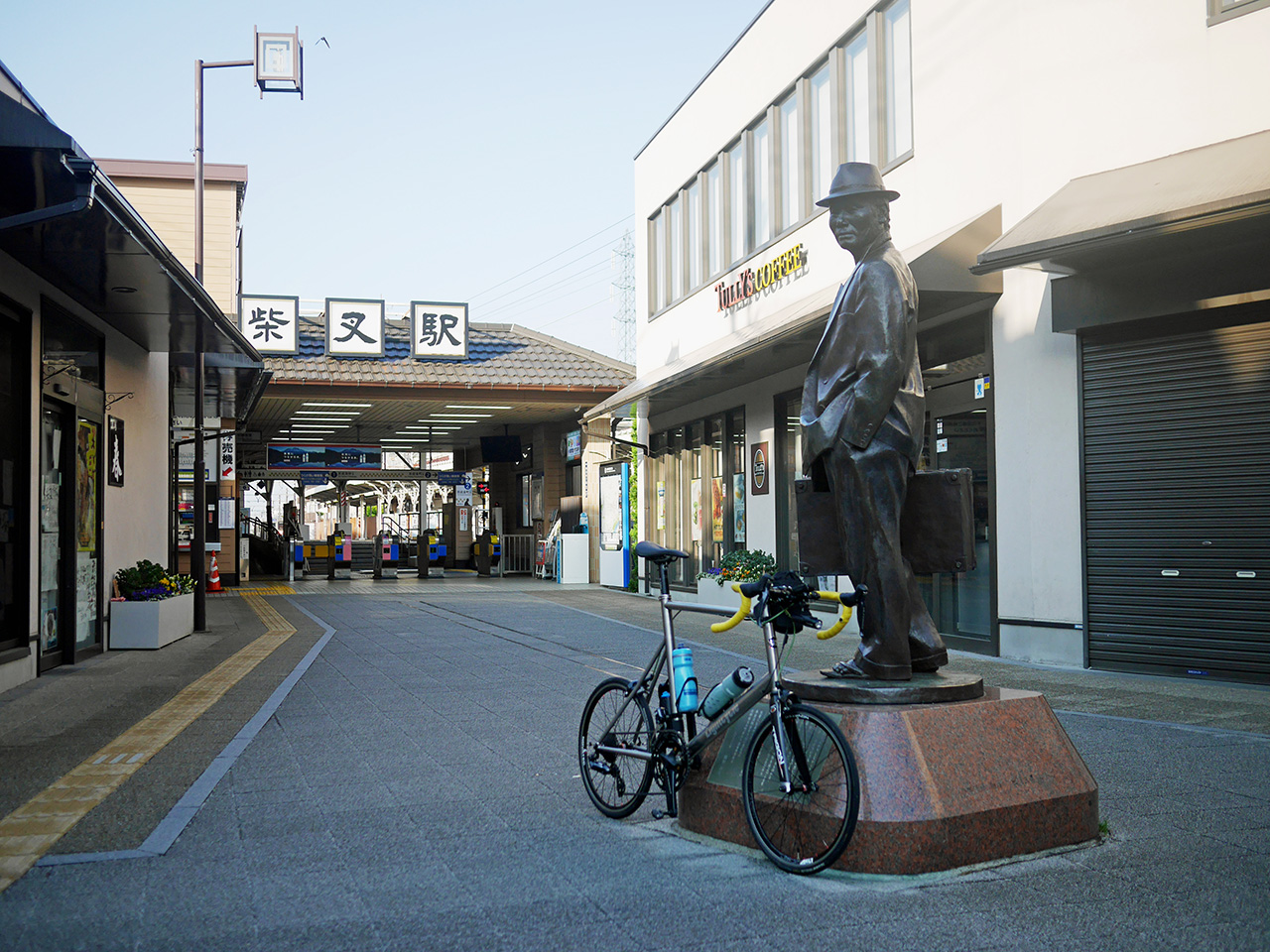 柴又駅前の寅さん像に一声かけてから江戸川サイクリングロードへ向かう