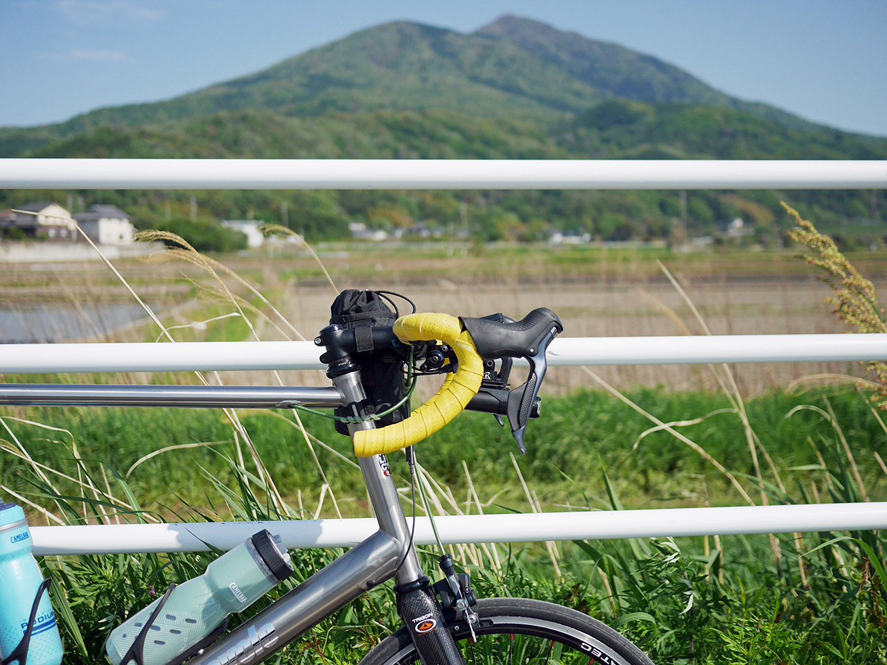 筑波山とチタンミニベロ LIGHTCYCLE Ti451