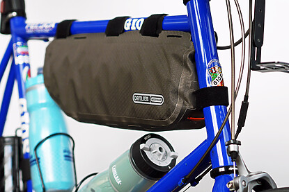 ORTLIEB FRAME-PACK RC TOPTUBE を装着した GIOS FELUCA
