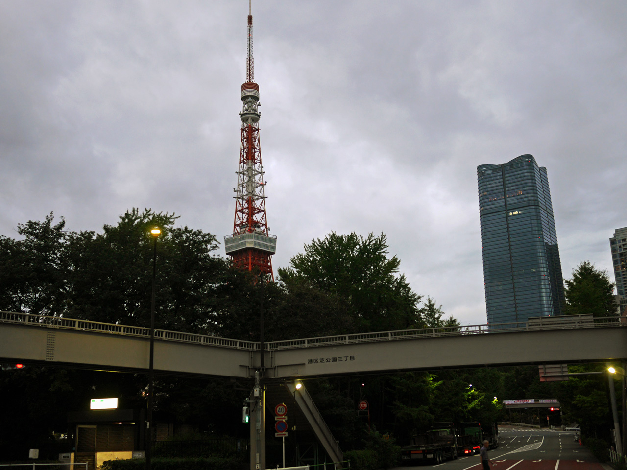 東京タワーを横目に日比谷通りを南下