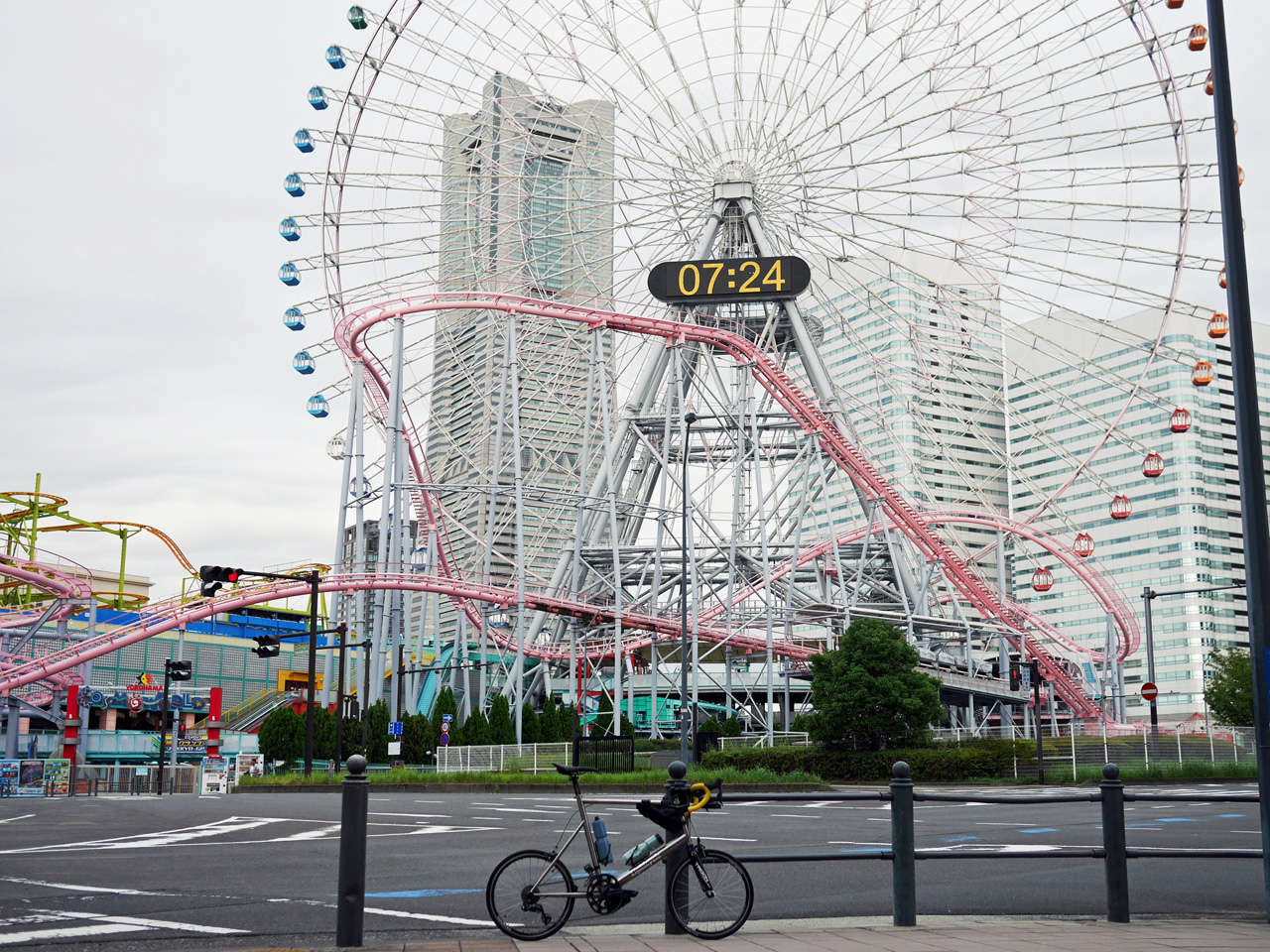 よこはまコスモワールドの前で進むべき道を確認