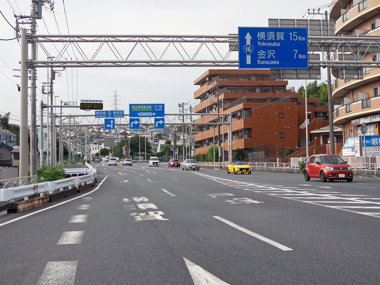 道路案内標識に横須賀までの距離が記されるようになった