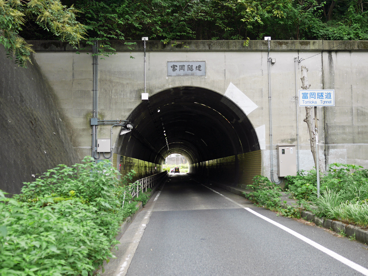 最初の隧道・富岡隧道へ突入