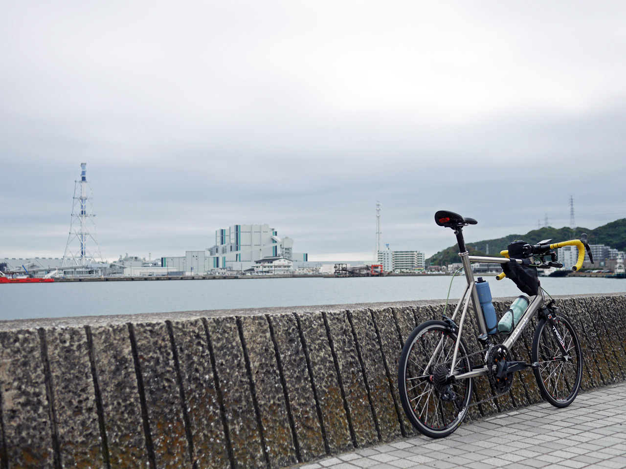 開国橋の袂に チタンミニベロ LIGHTCYCLE Ti451を停め、久里浜港を望む