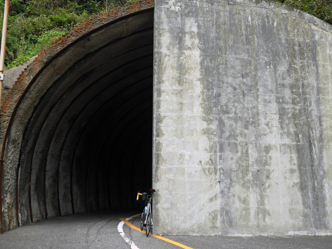 半分コンクリ壁で塞がれた旧島戸倉トンネル