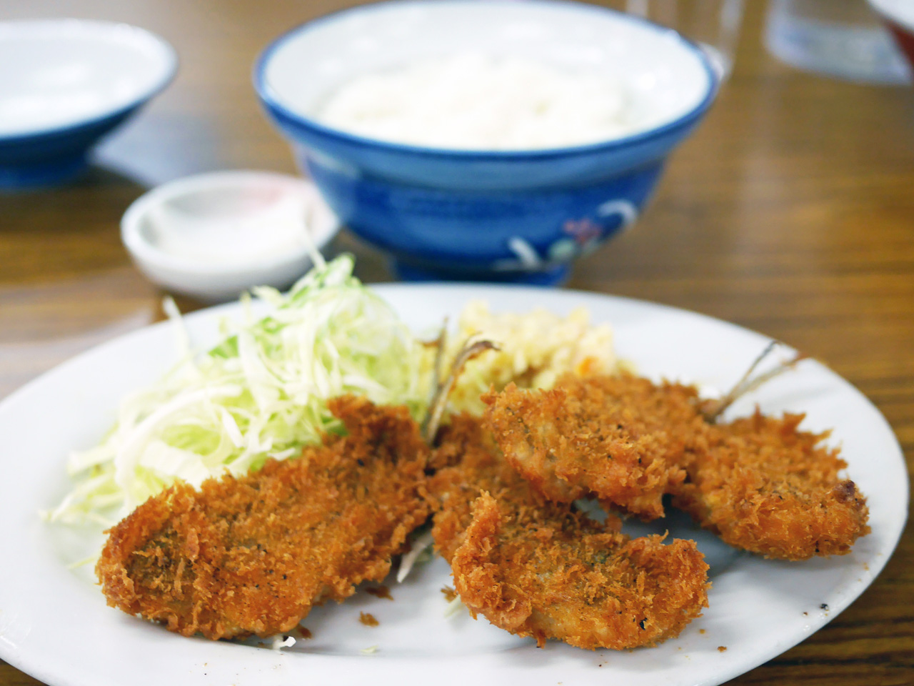 ニコニコドライブインの身厚でふっくらしたアジフライ