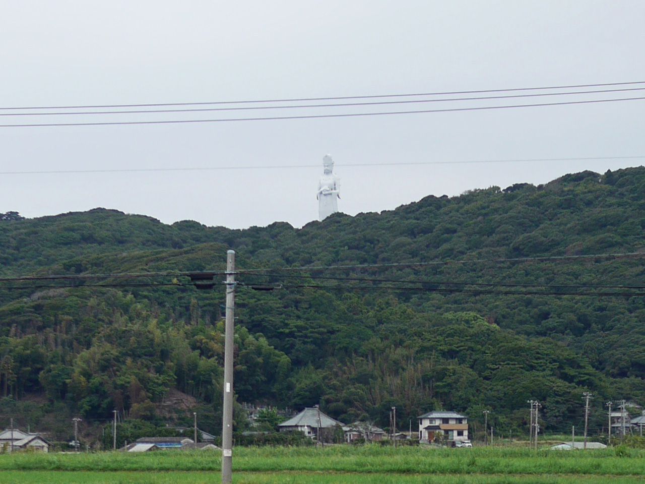 前方の丘陵から見える東京湾観音