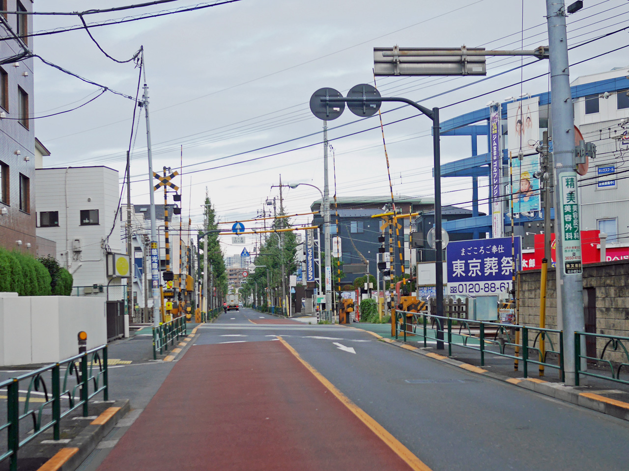 京成小岩駅前の踏切を渡って金町方面へ
