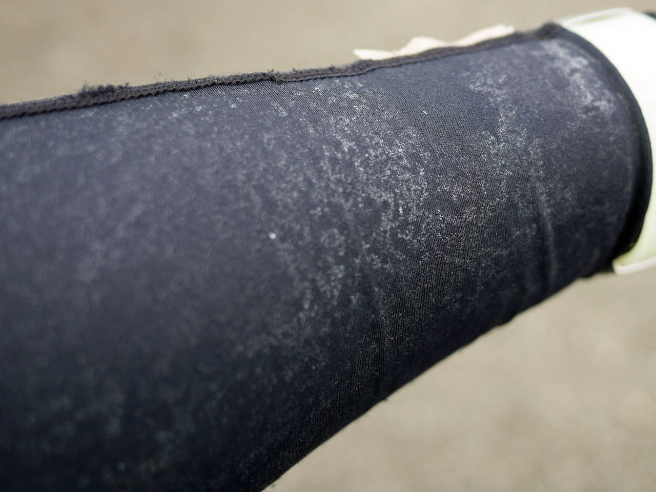 アームスリーブが汗塩まみれ