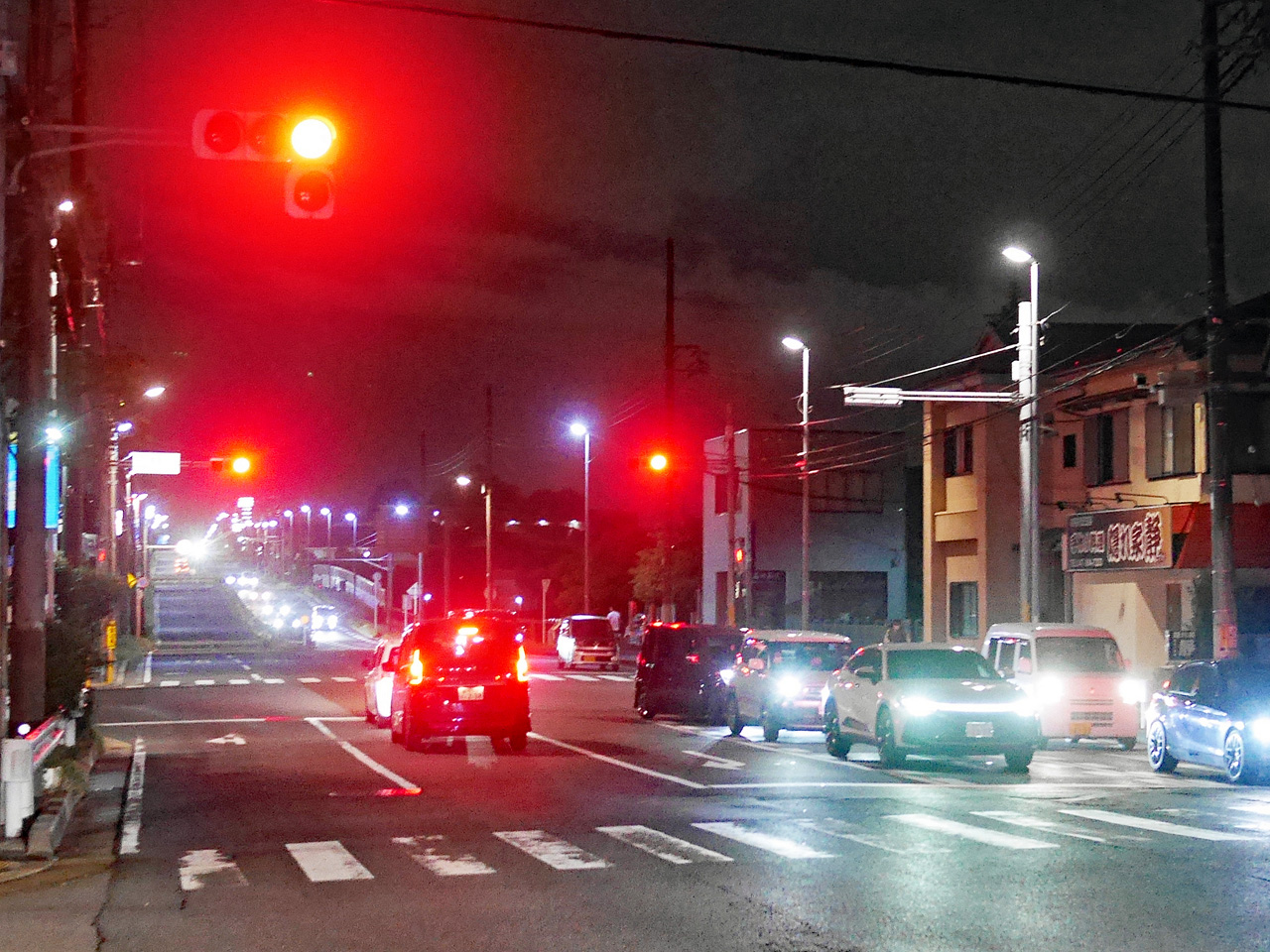 八柱霊園へ至る登坂路を望む