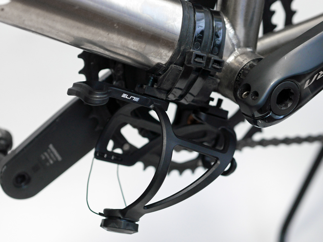 ダウンチューブ下面のどこでもケージホルダにELITE STRUKAを装着