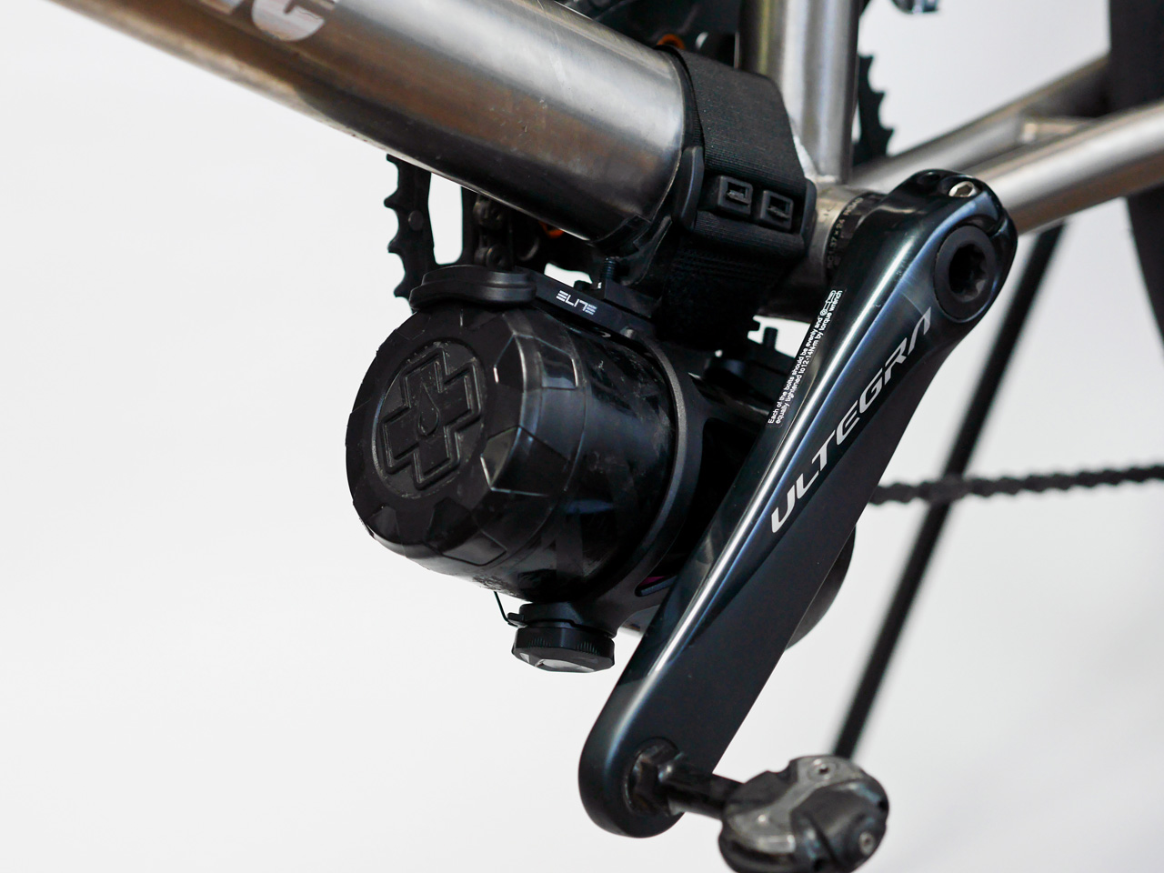 ELITE STRUKAにツールボトルを挿して干渉をチェック