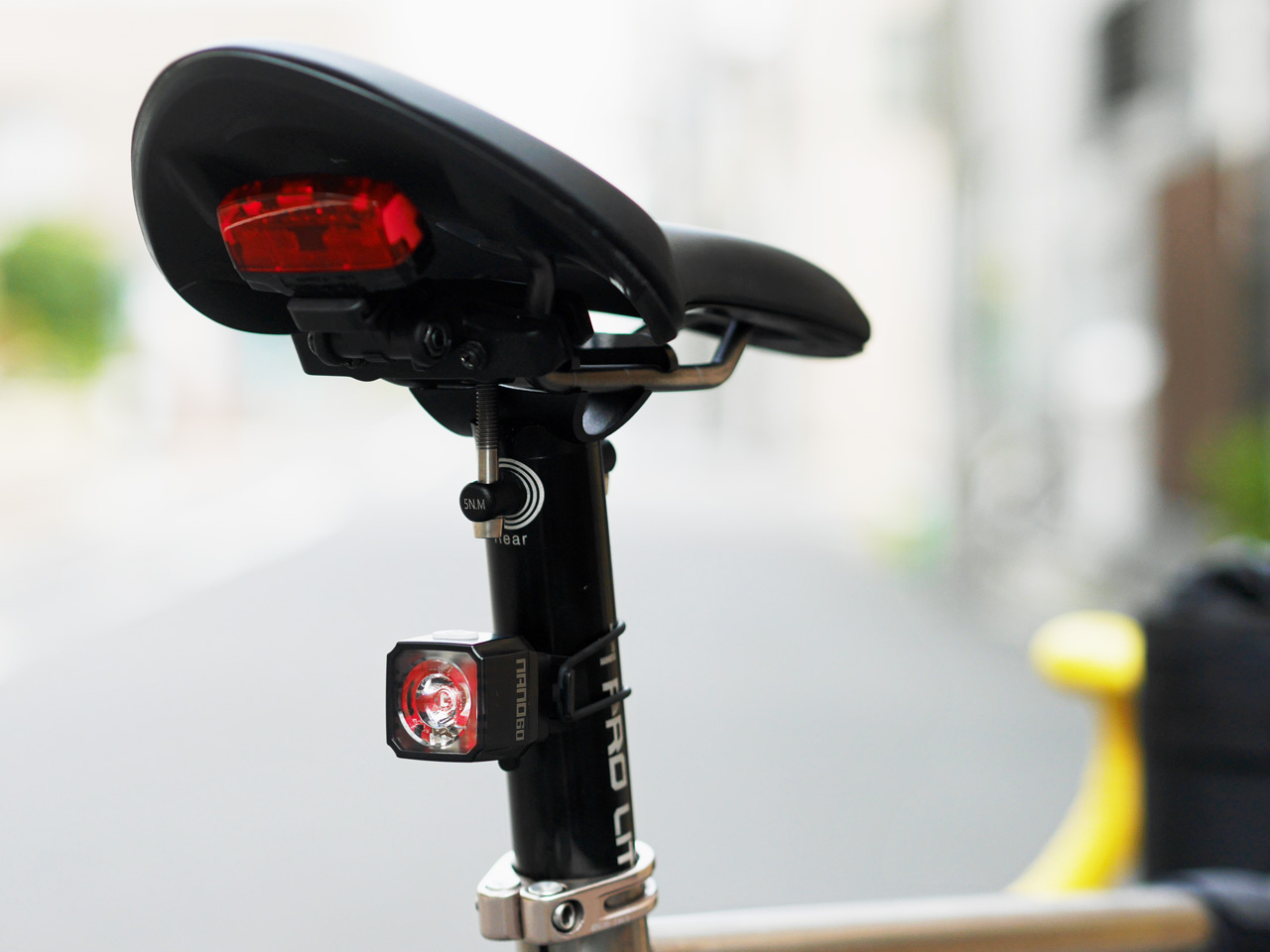 テールライトはサドル下面に配した CATEYE RAPID micro AUTO と、シートポストに装着した CATEYE NANO 60 の2灯