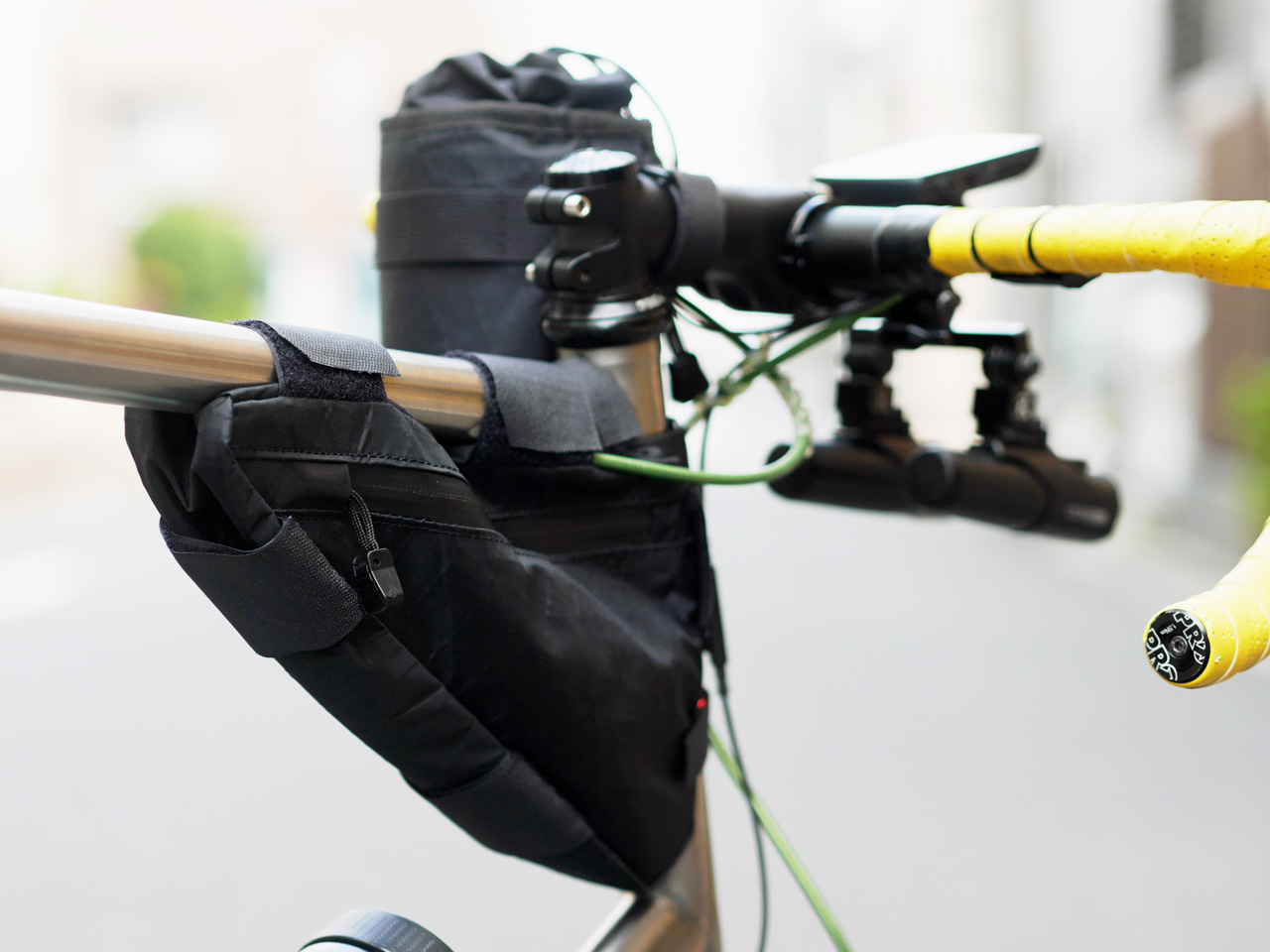 ブルベカードや補給食類は FAIRWEATHER Corner Bag に収納し、FAIRWEATHER Stem Bag には mont-bell コンパクトリンコウバッグ を収納