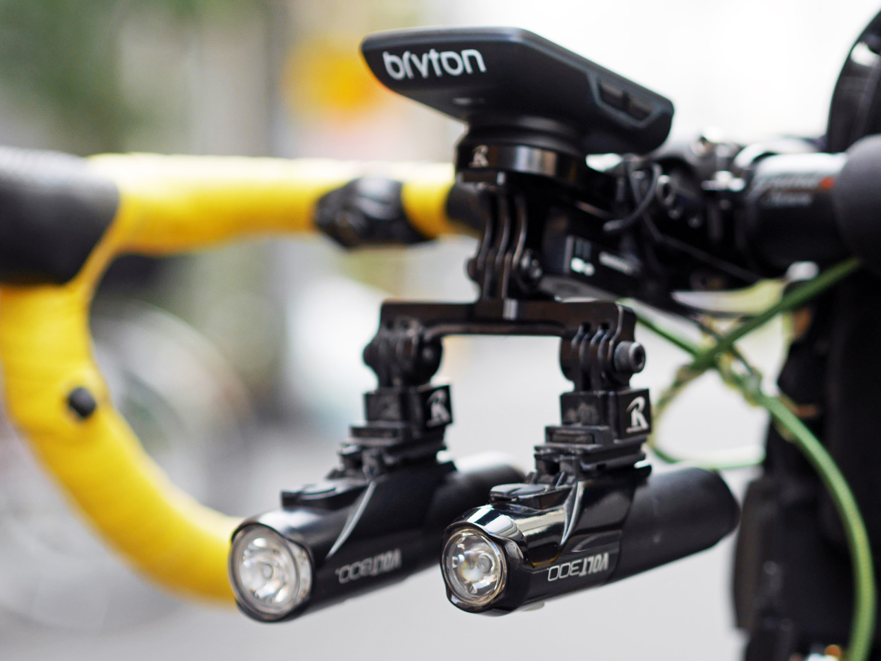 ヘッドライトはCATEYE VOLT800とCATEYE VOLT300の2灯を装備