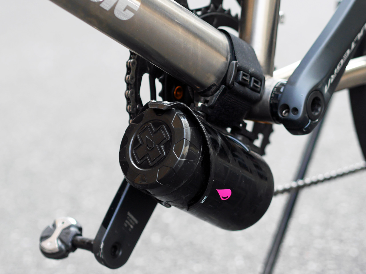 ダウンチューブの下面にツールボトルを装着し、工具や補修パーツ類を携行