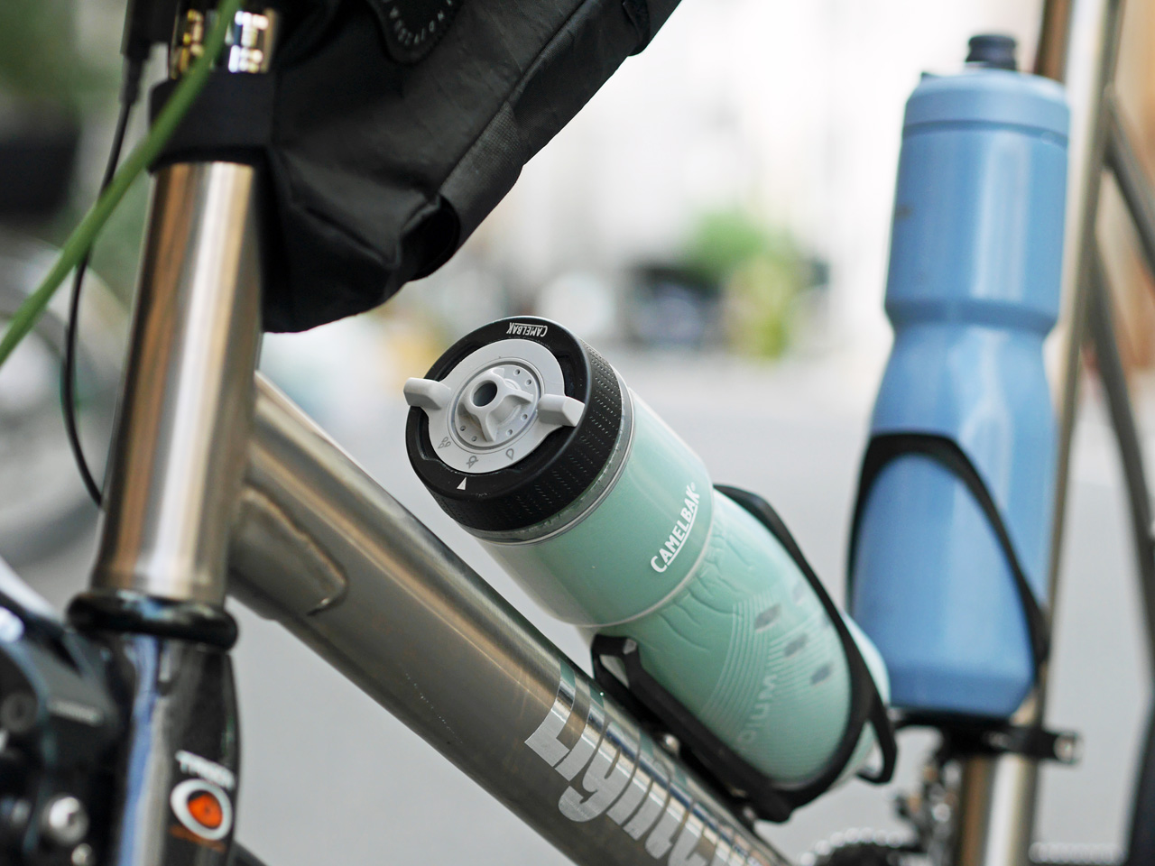 ボトルはドリンク用の CAMELBAK PODIUM STAINLESS 650ml と 冷却用氷水を入れた CAMELBAK PODIUM CHILL の2本