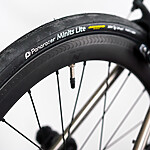 カーボンリムに刻まれた溝が美しい