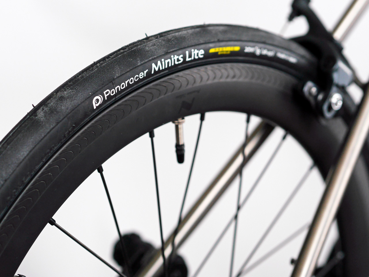 カーボンリムに刻まれた溝が美しい