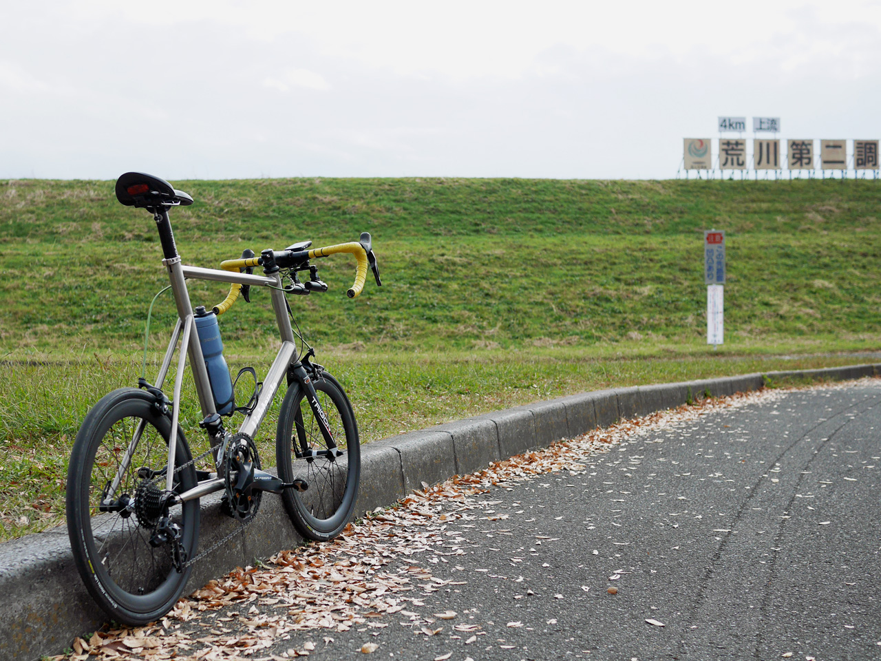 彩湖のトイレ前にLIGHTCYCLE Ti451を停車
