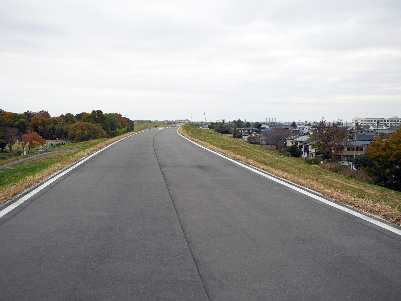 彩湖の上流の荒川CRは人影がない