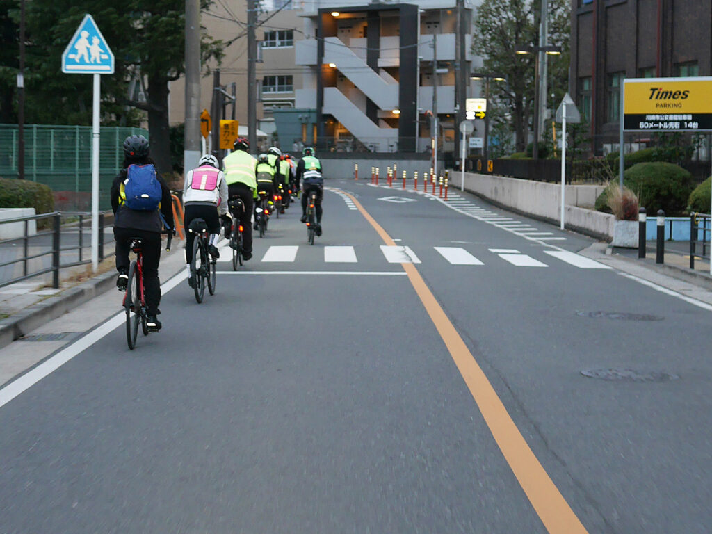 とどろきアリーナ前からスタートしていくブルベ参加者たち