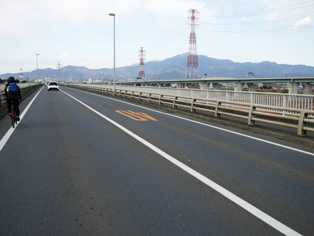 戸沢橋で相模川を渡り厚木市へ突入