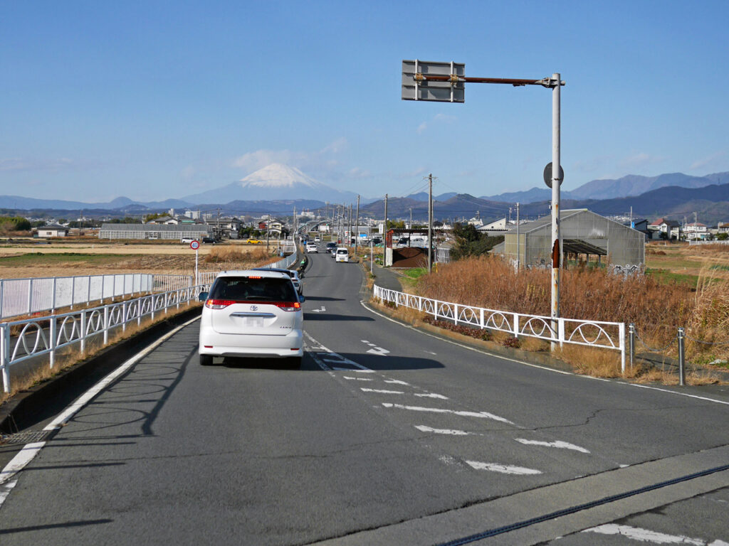 平塚市に入り鈴川を超えた先で前方に富士山が見えてきた
