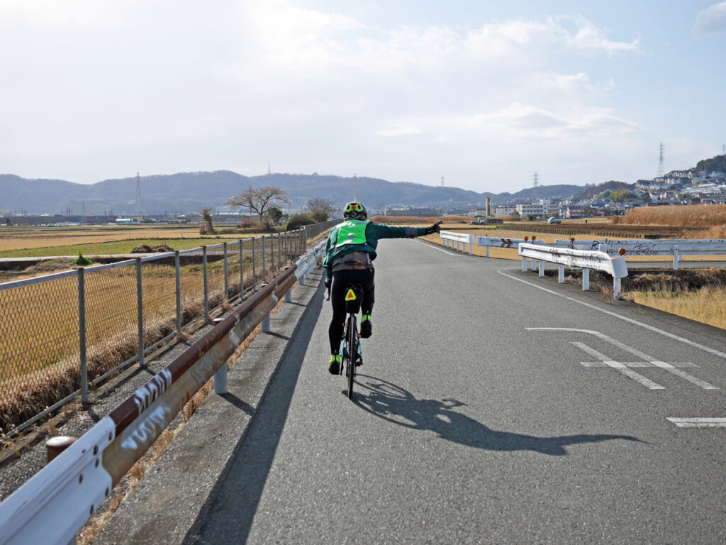畑中の農道をくれよんレンジャーさんと進む