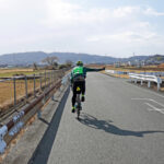 畑中の農道をくれよんレンジャーさんと進む