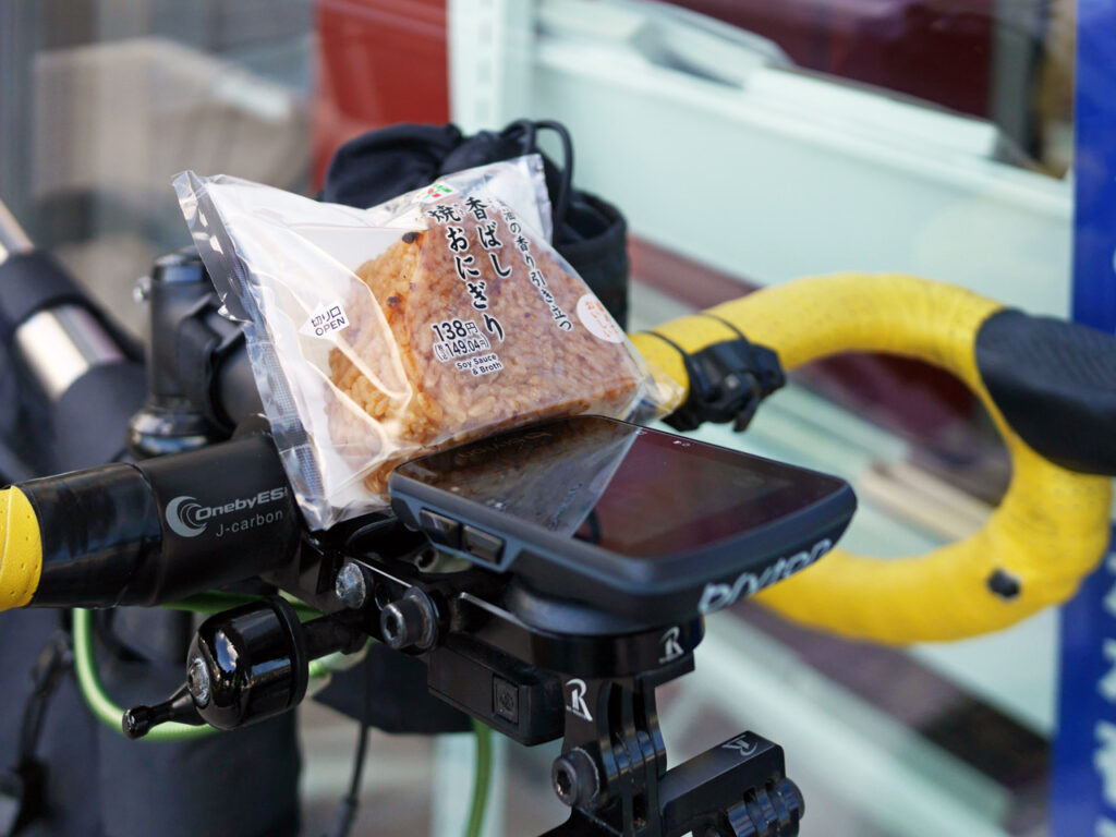 国道1号に入る手前のコンビニでトイレ休憩しつつおにぎりを補給