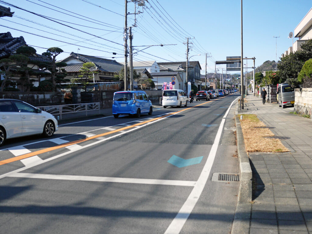 国府新宿から接続した国道1号は渋滞中で車速を上げにくい