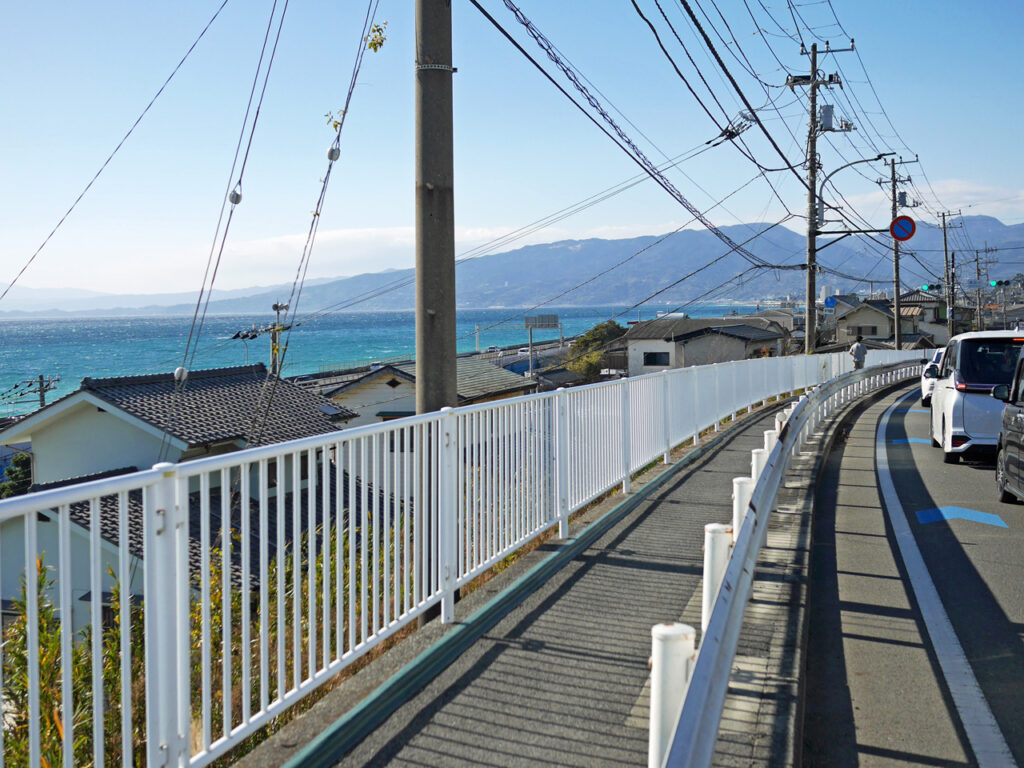 国府津あたりに来ると国道1号の左手に相模湾が見えてきた