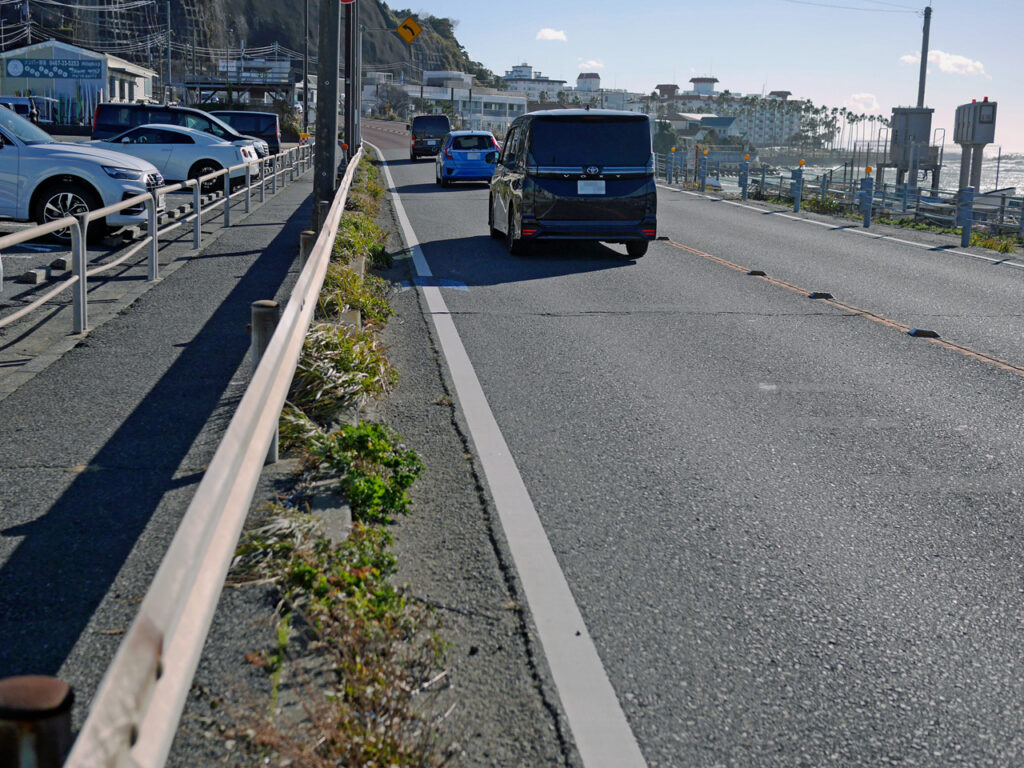 材木座海岸で突風に煽られてガードレールに激突