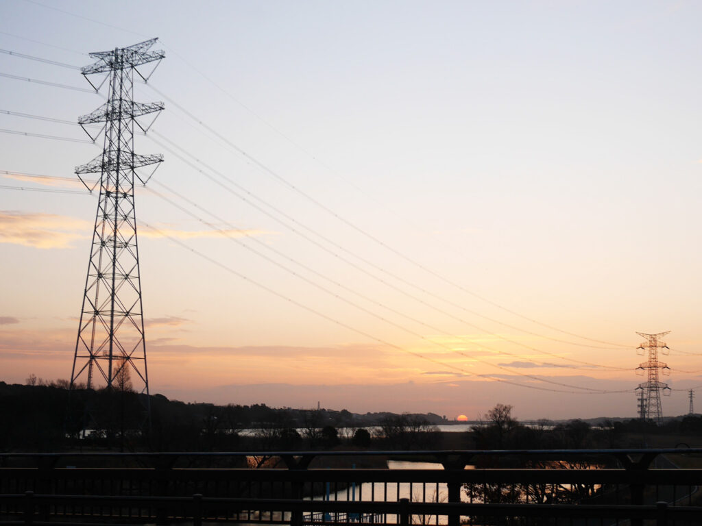 手賀沼の奥に朝日が昇ってきた