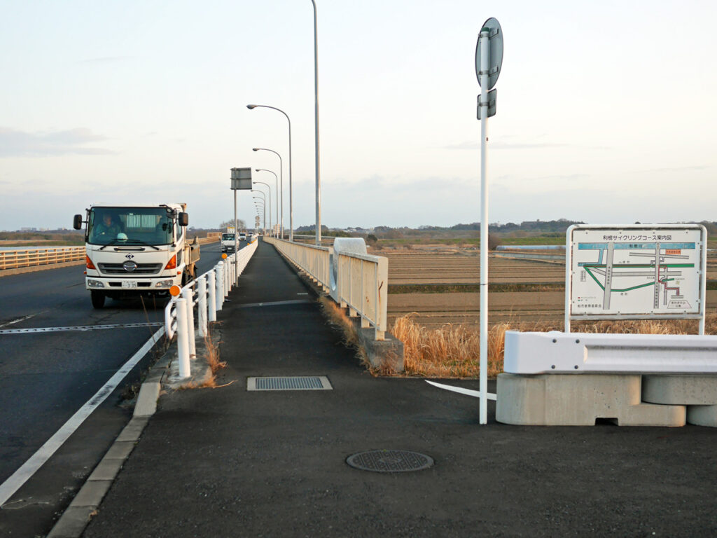 新大利根橋で利根川を渡って茨城県へ