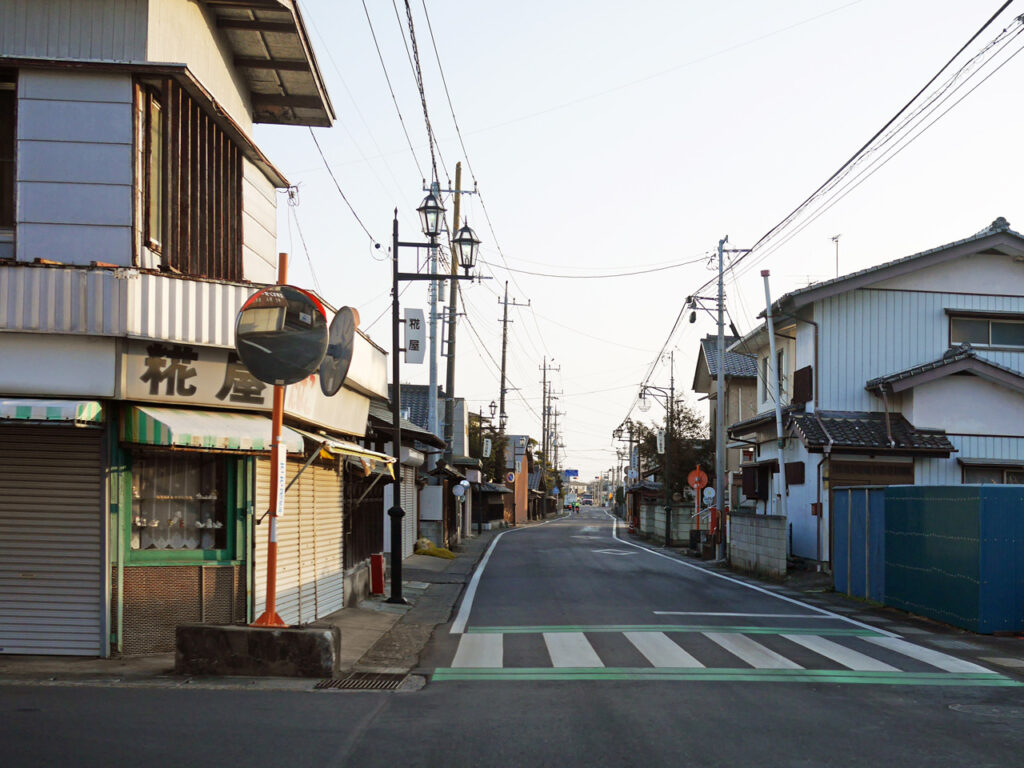 取手市のローカルな住宅地を進む