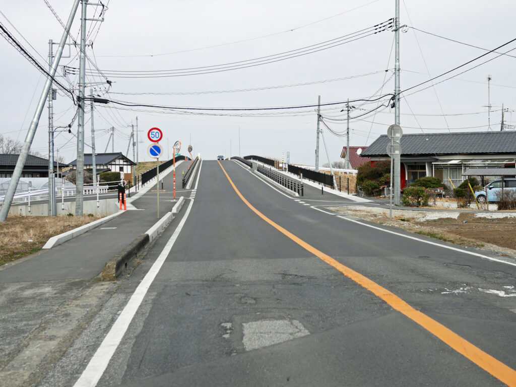 養蚕橋で小貝川を渡る