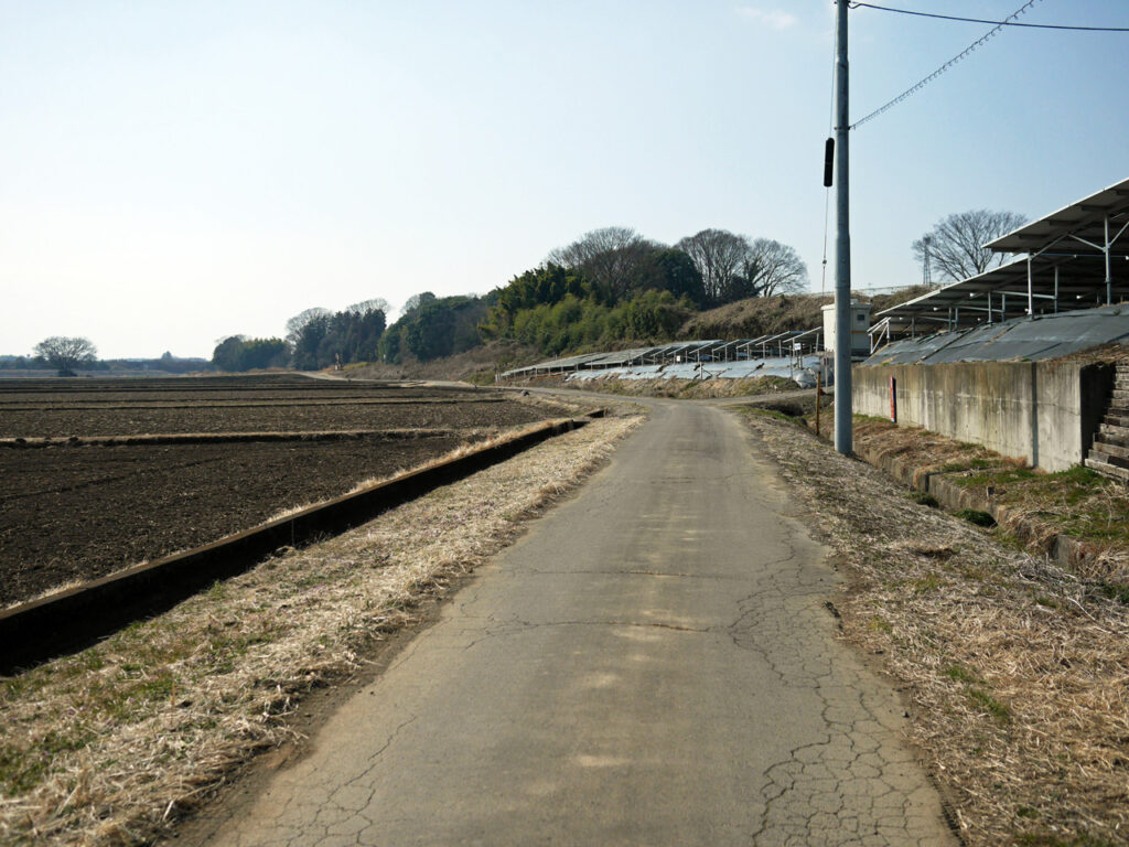 畑の中を通る荒道を進む