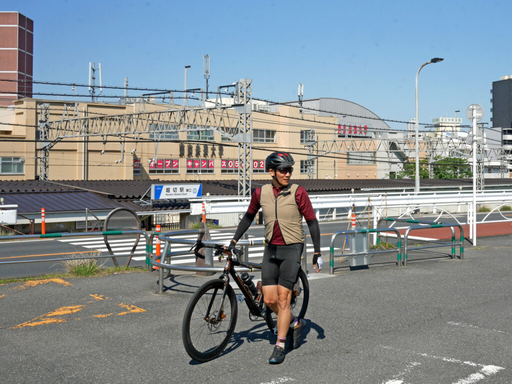 堀切駅前の溜まり場に集まるおっさん達