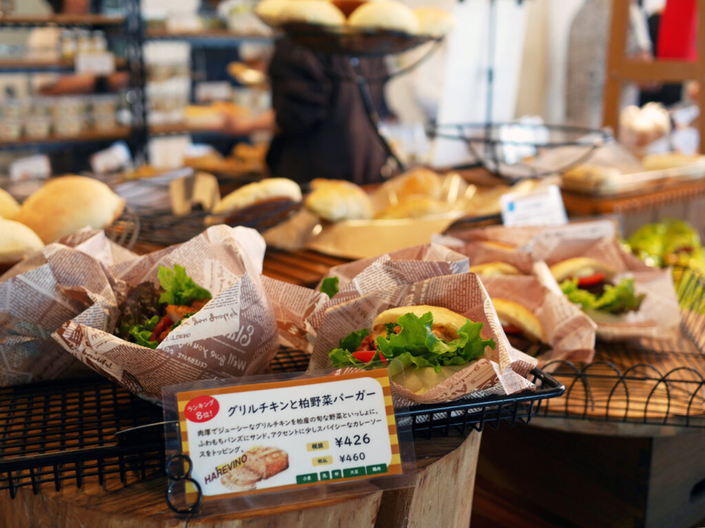 道の駅しょうなんのベーカリーハレビノで柏野菜バーガーを補給