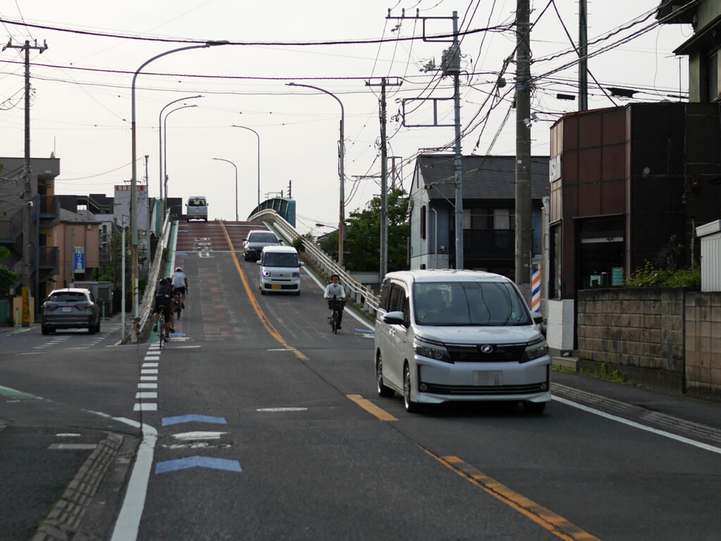 総武線をオーバーパスする極端な勾配の架道橋