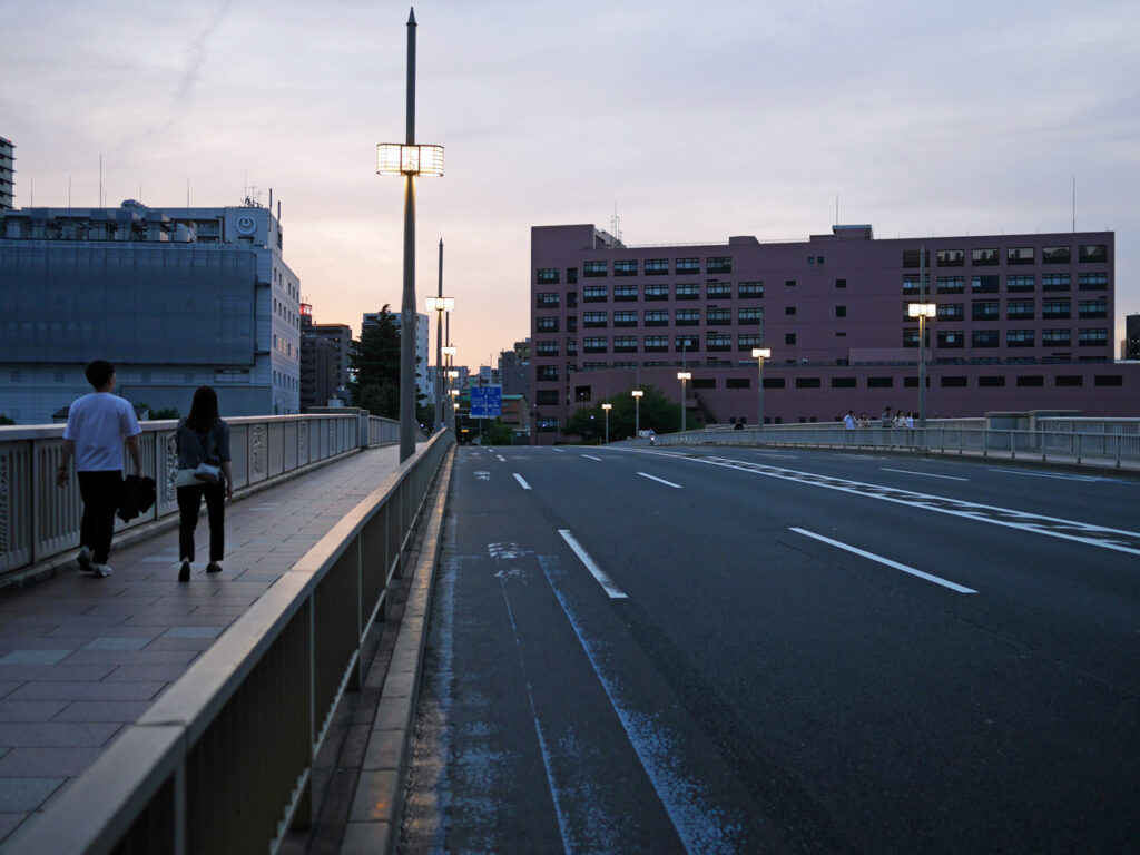 薄暗くなってきた蔵前橋を渡って浅草橋へ